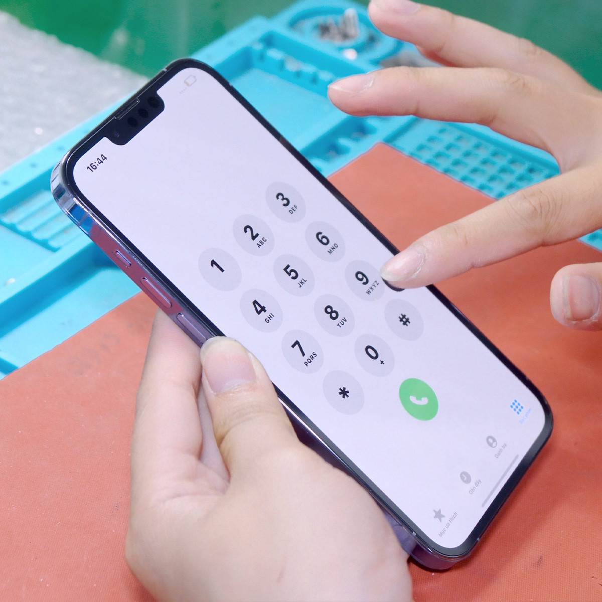 Mặt kính iPhone 13 sau khi ép kính đẹp như mới